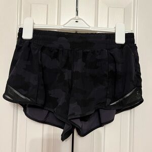 Lululemon Hotty hot 2.5” black camo shorts
